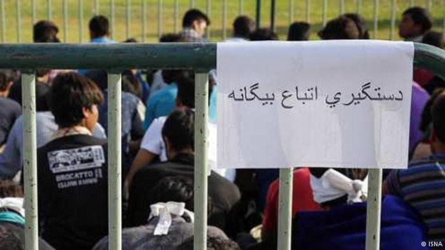 پولیس ایران مهاجران افغان  را در قفس به نمایش گذاشت